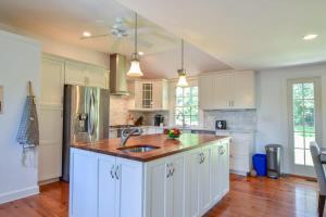 Roof Deck, Walk to Forest Beach, Fire Pit!