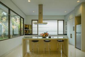 Oyama City View Villa 4 bedrooms with a private heated swimming pool