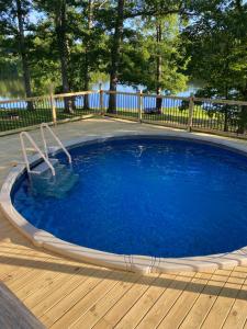 Lakehouse Hot Tub & Pool close to Ark Encounter