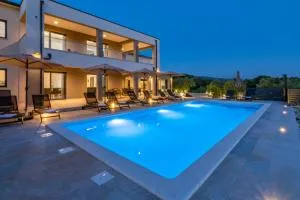 Villa Silente, modern and luxurious villa hugged by nature - Trget