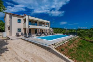 Villa Silente, modern and luxurious villa hugged by nature