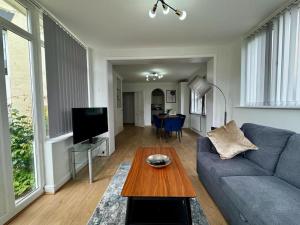 Spacious, modern 3 bedroom apartment with parking