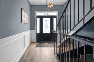 Kenwood Apartments, Downtown Hyde Park