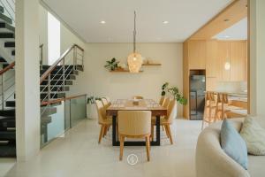 Breeze blows city view villa 4 bedrooms and 1 family room 1 king-size bed and 1 queen-size bed with a private swimming pool
