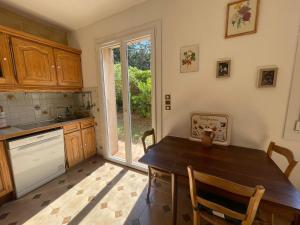 Maisons d'hotes Maison renovee avec terrasse privative et jardin au centre de Gemenos : photos des chambres