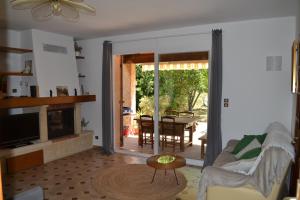 Maison rénovée avec terrasse privative et jardin au centre de Gemenos