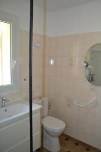 Maisons d'hotes Maison renovee avec terrasse privative et jardin au centre de Gemenos : photos des chambres