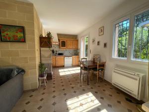 Maisons d'hotes Maison renovee avec terrasse privative et jardin au centre de Gemenos : photos des chambres