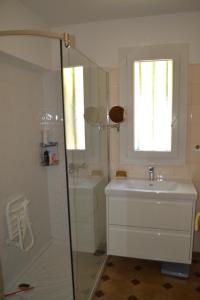 Maisons d'hotes Maison renovee avec terrasse privative et jardin au centre de Gemenos : photos des chambres