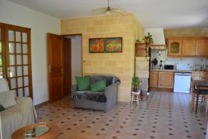 Maisons d'hotes Maison renovee avec terrasse privative et jardin au centre de Gemenos : photos des chambres