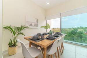 Penthouse with Jungle View Terrace Gym Pool HotTub