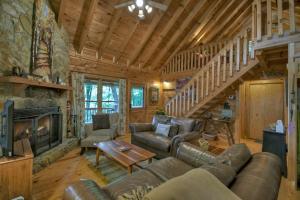 Pates Escape - Mountain & Pond Views, Outdoor Fireplace, Hot Tub, Outdoor Firepit, Pond Access, Private Deck on Pond