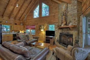 Pates Escape - Mountain & Pond Views, Outdoor Fireplace, Hot Tub, Outdoor Firepit, Pond Access, Private Deck on Pond