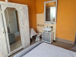 Maisons de vacances Maison charmante a Vaux-sur-Mer avec jardin cloture : photos des chambres