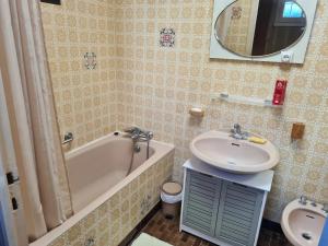 Maisons de vacances Maison charmante a Vaux-sur-Mer avec jardin cloture : photos des chambres