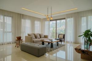 Chamomile Hill View Villa 6 bedrooms with a private swimming pool and movie room