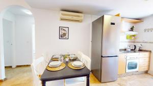 Apartamento Girasol en Denia con piscina, terraza y playa a 150 metros by Family Homes