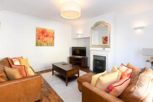 Spacious Townhouse Private Parking Central Wells