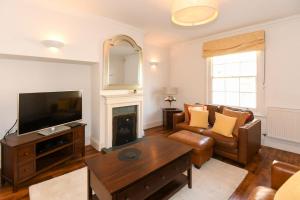 Spacious Townhouse Private Parking Central Wells