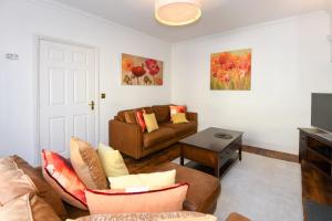 Spacious Townhouse Private Parking Central Wells