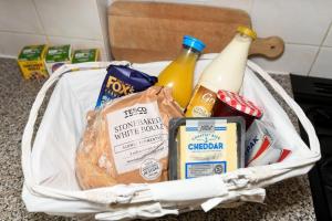 Spacious Townhouse Private Parking Central Wells