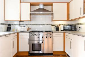 Spacious Townhouse Private Parking Central Wells