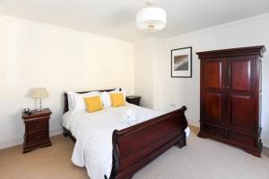 Spacious Townhouse Private Parking Central Wells