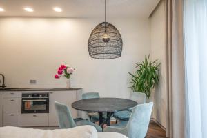 GREEN HOUSE Downtown Apartments with private FREE parking and BIKE storage