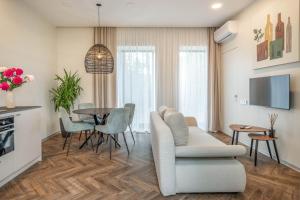 GREEN HOUSE Downtown Apartments with private FREE parking and BIKE storage