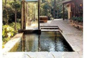 Cabana com jacuzzi em meio a Mata Atlântica