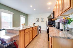 All-Season Ludlow Apartment 3 Mi to Okemo Resort!