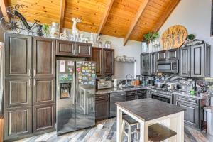 Lake Arrowhead Cabin w Hot Tub & Mountain Views!
