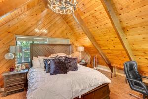 Lake Arrowhead Cabin w Hot Tub & Mountain Views!