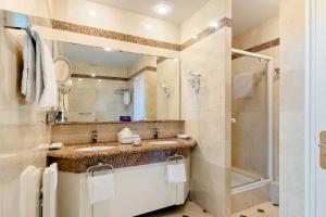 Hotels Hotel du Palais Biarritz, in The Unbound Collection by Hyatt : Chambre Lits Jumeaux Collection Classique