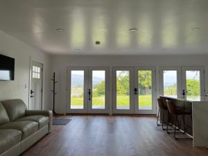 Private Cottage - Panoramic River Views, Near Casino and Downtown