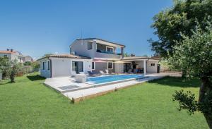 Villa Vala with a large yard near Pula - 4hvězdičkové hotely ve městě Marčana