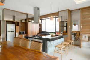 Magenta Hill View Villa 6 bedrooms with a private swimming pool and movie room