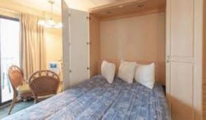 Direct oceanfront on the boardwalk at 1st Street, kitchen, pool, gym, parking