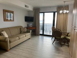 Direct oceanfront on the boardwalk at 1st Street, kitchen, pool, gym, parking