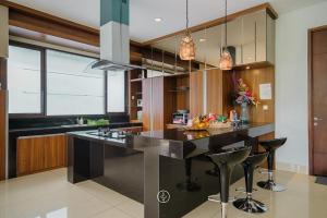 Mentari Hill View Villa 8 bedrooms with a private swimming pool and a movie room