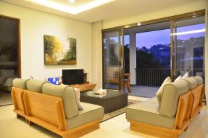 Mentari Hill View Villa 8 bedrooms with a private swimming pool and a movie room