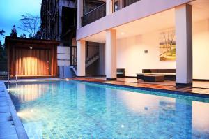 Mentari Hill View Villa 8 bedrooms with a private swimming pool and a movie room