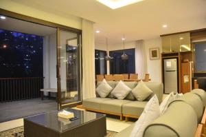 Mentari Hill View Villa 8 bedrooms with a private swimming pool and a movie room