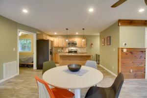 Cozy Goode Cabin with Deck about 17 Mi to Lynchburg