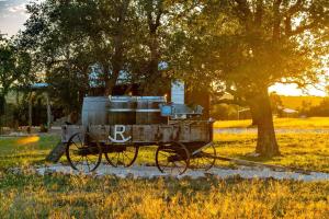 Rockin R - Mason Jar Cabin