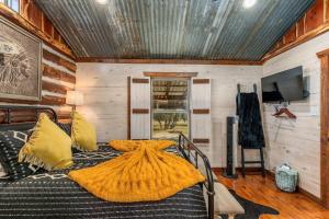 Rockin R - Mason Jar Cabin