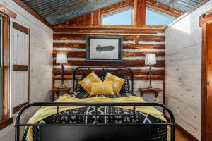 Rockin R - Mason Jar Cabin