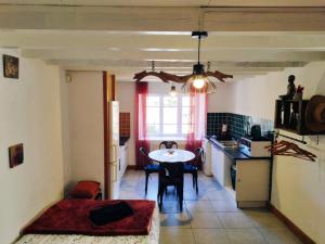 Appartements Charmant studio tout equipe : photos des chambres