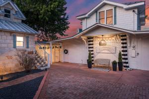 Stonewall Bungalows - Sleeps 15