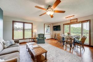 18 Mi to Table Rock Lake Pet-Friendly Ozark Home!